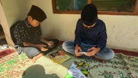 WiFi gratis mempermudah para siswa mengikuti pelajaran online. 