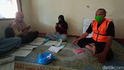 Hebat! Driver Ojek Ini Beri WiFi Gratis untuk Belajar Online