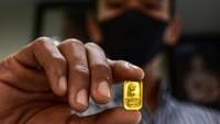 Direktur TRFX Garuda Berjangka Ibrahim mengatakan, harga emas Antam hari ini sudah masuk ke level tertinggi maka saat itu adalah waktu yang tepat untuk pelaku pasar melakukan aksi jual. Sedangkan, untuk yang ingin membeli, lebih baik wait and see lebih dulu. ANTARA FOTO/FB Anggoro  