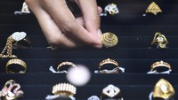 Dengan kesimpulan tersebut, maka detikers yang berinvestasi emas baik sejak 10 tahun lalu, 5 tahun lalu, atau pun 1 tahun lalu punya peluang besar untuk meraup untung jika menjual emas saat ini. Lantas, berapa keuntungan yang akan diperoleh? ANTARA FOTO/Hafidz Mubarak A  