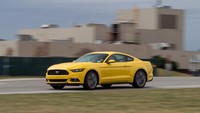 Daya tarik utamanya tak hanya dari warna kuning ala Bumblebee dalam film aksi Transformer. Dibalik kap mesin Ford Mustang 2.3 Ecoboost ini ternyata menyimpan potensi yang luar biasa. Dikutip dari Auto Data, Ford Mustang 2.3 Ecoboost dibekali mesin turbo 4 silinder inline DOHC berkapasitas 2.264 cc. Mesin tersebut bisa memuntahkan power maksimum 317 dk pada 5.500 rpm dan torsi 432 Nm di 3.000 rpm. Foto: Car and Driver