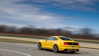 Mobil ini hanya berumur 3 tahun, dengan waktu produksi mulai 2015 hingga 2017. Unit barunya tentu sudah tidak ada. Namun jika menilik beberapa situs jual beli online di Indonesia, unit bekas Ford Mustang 2.3 Ecoboost yellow ditawarkan dengan harga rata-rata di atas Rp 1 miliar. Foto: Car and Driver