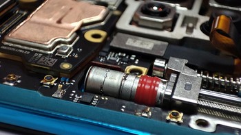 Motor kamera depan Poco F2 Pro. Foto: Dok. Xiaomi