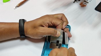 Melepas perekat baterai. Foto: Dok. Xiaomi