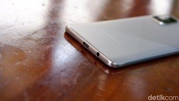Mengusung port USB Type C dan jack audio 3,5 mm. Foto: Adi Fida Rahman/detikINET