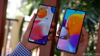 Keduanya masih mengusung panel Super AMOLED. Galaxy A51 (kiri) berukuran 6,5 inch, sedangkan Galaxy A71 (kanan) punya bentangan 6,7 inch. Foto: Adi Fida Rahman/detikINET
