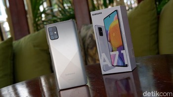 Sedangkan untuk harga Samsung Galaxy A51 ditawarkan harga Rp 4.999.000. Foto: Adi Fida Rahman/detikINET
