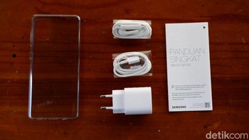 Semua perlengkapan yang disertakan dalam paket pembelian. Foto: Adi Fida Rahman/detikINET