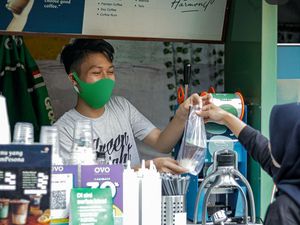 Lihat Celah Bisnis Saat Pandemi, Dede Cari Cuan Lewat GrabKios