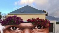 Bunga-bunga seolah menjadi alis dari mural wajah. (dok Falko Fantastic)