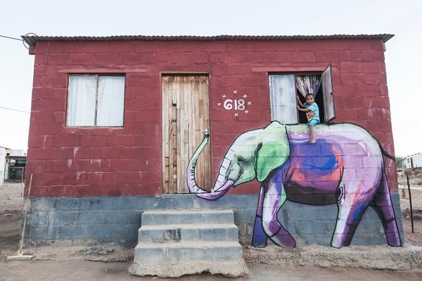 Mural yang menakjubkan dari sang seniman seringkali menyerupai satwa liar, seperti gajah, singa, dan lainnya. (dok Falko Fantastic) Mural yang menakjubkan dari sang seniman seringkali menyerupai satwa liar, seperti gajah, singa, dan lainnya. (dok Falko Fantastic)