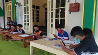 Saat belajar, mereka juga didampingi dan dipantau beberapa pemuda Karang Taruna. Para siswa dan mahasiswa ini sudah datang berada di serambi masjid sejak seminggu lalu. Mereka biasanya mulai belajar pada pukul 08.00-11.00 WIB.