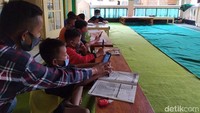 Sekretaris Takmir Masjid At-Taqwa, Bujono mengatakan, upaya yang dilakukan takmir masjid untuk menjawab kegelisahan dari orang tua dengan pembelajaran anak di masa pandemi. Dia mengungkap sebagian besar orang tua siswa atau mahasiswa di daerah tersebut yang bekerja sebagai pedagang di Taman Wisata Candi Borobudur.