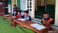 Untuk membantu anak belajar secara daring, katanya, takmir masjid berinisiatif memasang WiFi untuk anak-anak belajar online. Bujono pun bercerita WiFi di masjid tersebut dipasang pada dua minggu yang lalu. Biaya bulanan WiFi diambilkan dari kas masjid. Dia menyebut dalam paling banyak anak yang datang ke masjid untuk belajar online mencapai 20 anak.