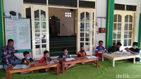 Sejumlah anak berada di Masjid At-Taqwa Dusun Jligudan, Desa Borobudur, Kecamatan Borobudur, Kabupaten Magelang, Jawa Tengah setiap hari.