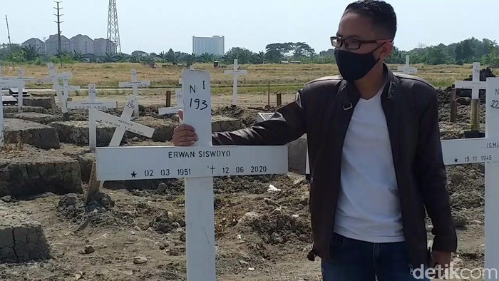 Pengacara di Surabaya, Dino Wijaya, siap memindahkan jenazah ayahnya Erwan Siswoyo dari Makam COVID-19. Izin dari Dinkes Surabaya sudah turun.