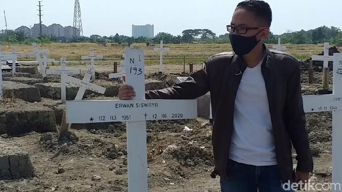 Pengacara di Surabaya, Dino Wijaya, siap memindahkan jenazah ayahnya Erwan Siswoyo dari Makam COVID-19. Izin dari Dinkes Surabaya sudah turun.