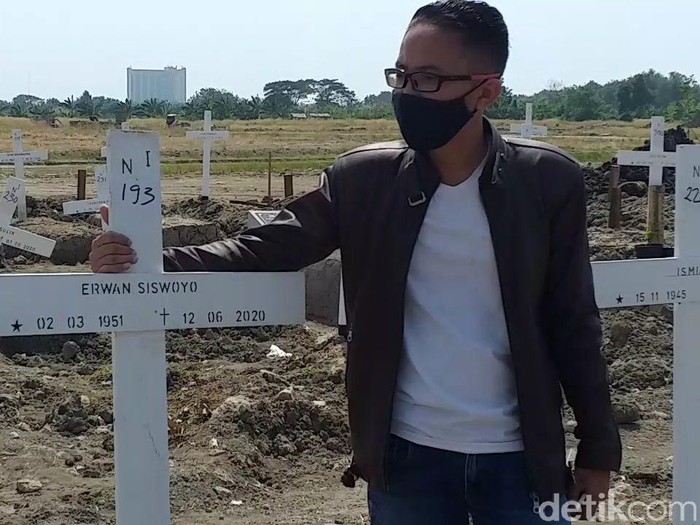 Pengacara di Surabaya, Dino Wijaya, siap memindahkan jenazah ayahnya Erwan Siswoyo dari Makam COVID-19. Izin dari Dinkes Surabaya sudah turun.