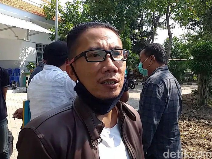 Pengacara di Surabaya, Dino Wijaya, siap memindahkan jenazah ayahnya Erwan Siswoyo dari Makam COVID-19. Izin dari Dinkes Surabaya sudah turun.