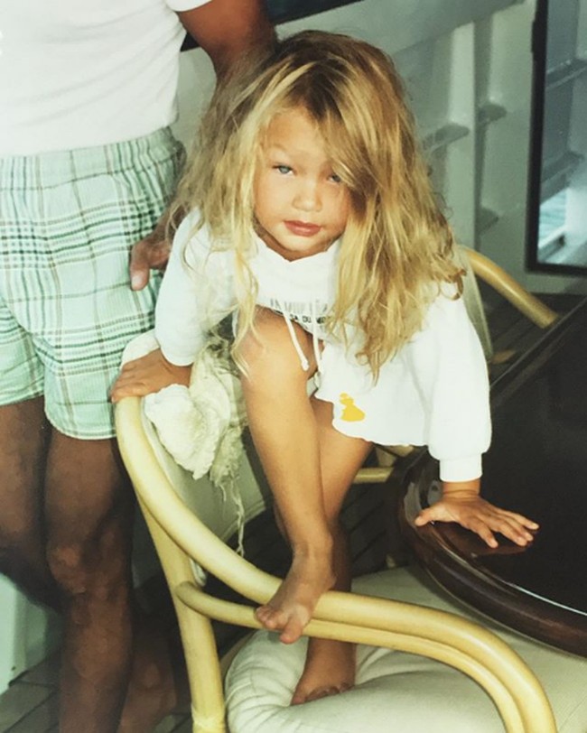 Karier sebagai model dimulai sejak usianya dua tahun dengan menjadi model cilik Guess Kids. Kini wanita 25 tahun ini jadi salah satu model paling diminati. Dia juga merupakan salah satu model Victorias Secret. Siapa gadis cilik manis ini? Foto: Instagram