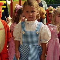 Mengikuti jejak sang kakak, dia juga sukses jadi model ternama. Wajahnya pernah menghiasi iklan dan fashion show Fendi, Versace, Oscar de la Renta dan juga Victorias Secret. Wanita cantik ini pernah menjalin asmara putus-nyambung dengan musisi The Weeknd. Foto: Instagram