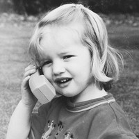 Model ini populer sebagai Victoria Secret Angel pada 2009 dan membintangi kampanye Burberry. Dia juga pernah muncul dalam film Mad Max: Fury Road dan kini punya anak pertama dari aktor Jason Statham. Foto: Instagram