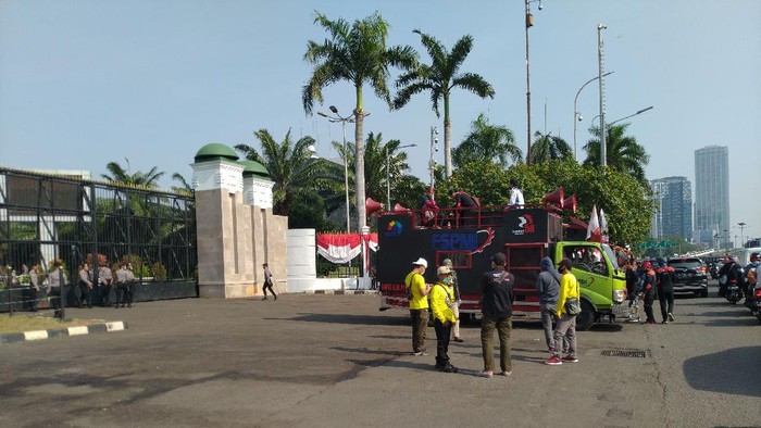 Jelang demo tolak RUU Omnibus Law di depan Gedung DPR.