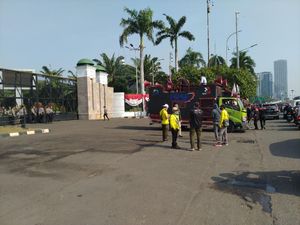 Jelang Demo, Massa Buruh Mulai Berkumpul di Depan DPR