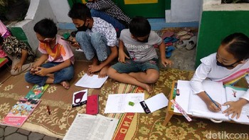 Sistem pembelajaran daring membuat orangtua murid di Bintaran Kidul, Kelurahan Wirogunan, Kecamatan Mergangsan, Kota Yogyakarta terbebani kuota internet. (Pradito Rida Pertana/detikcom)