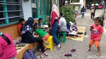 Onisiasi tersebut bernama layanan internet masyarakat (LIMas). Ide LIMas karena banyak warga berpenghasilan minim yang mengeluhkan membengkaknya biaya internet untuk memfasilitasi belajar daring anak-anaknya. (Pradito Rida Pertana/detikcom)