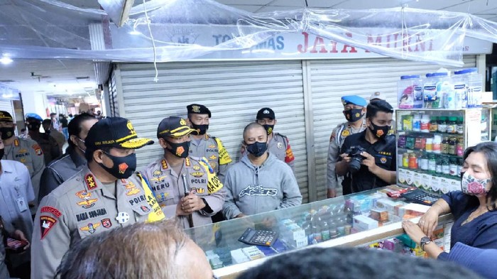 Kapolda Metro Jaya, Irjen Nana Sudjana mengecek protokol kesehatan di pasar.