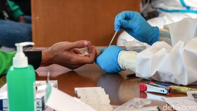 Kasus Positif Tembus 100 Ribu, Rapid Test Terus Dilakukan