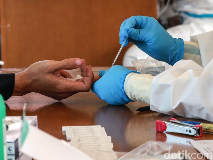 Kasus Positif Tembus 100 Ribu, Rapid Test Terus Dilakukan