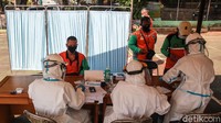 Para petugas Kecamatan Kebayoran Lama mengikuti rapid test di kantornya, Jl Ciputat Raya, Jakarta Selatan, Rabu (29/7/2020).