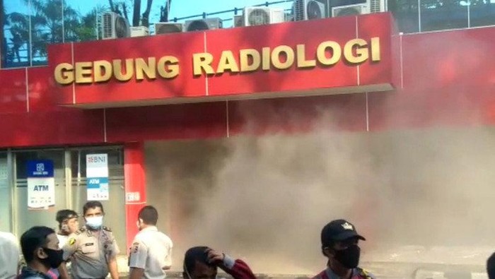 Gedung Radiologi Rumah Sakit Polri Kramat Jati, di Jalan Raya Bogor, Kramat Jati, Jakarta Timur mengeluarkan kepulan asap tebal dan diduga terbakar, Rabu (29/7/2020).