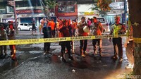 Saat ini garis polisi telah dipasang di sekitar ruko.