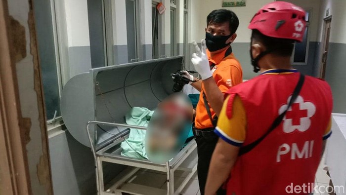 Kebakaran hebat terjadi di sebuah rumah toko (ruko) di Jalan KH Mansyur 24 Bendan, Kota Pekalongan, Rabu (29/07) sekitar pukul 02.45 wib.  Akibat peristiwa ini, satu keluarga yang berjumlah sembilan terjebak dalam kepulan asap tebal. Satu orang dinyatakan tewas karena sesak nafas sedangkan delapan lainya hingga saat ini masih menjalani perawatan di Rumah Sakit Umum Daerah Bendan, Kota Pekalongan, dengan kondisi sesak nafas.