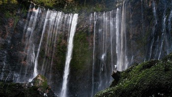 Karya finalis  @sjoerdbracke dari Belanda yang mengabadikan keindahan air terjun Tumpak Sewu di Lumajang. Foto: Agora Images