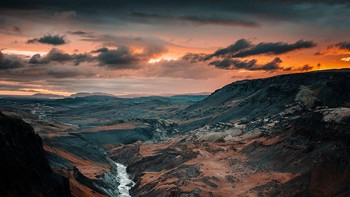 Karya finalis @filippobellisola dari Italia. Dia memotret Matahari terbenam di Islandia. Foto: Agora Images