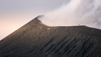 Karya finalis @sandal_gunung_ dari Indonesia. Foto: Agora Images