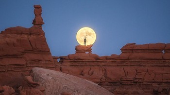 Jawara diraih @lukeylove dari Australia yang menampilkan pirnama di Goblin Valley. Foto: Agora Images