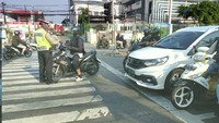 Berhenti melewati garis stop saat menunggu lampu merah termasuk dalam pelanggaran marka jalan. Pelanggaran marka jalan bisa ditilang kena sanksi pidana atau denda menurut Undang-Undang No. 22 Tahun 2009 tentang Lalu Lintas dan Angkutan Jalan. Istimewa/Twitter/TMCPoldaMetro  