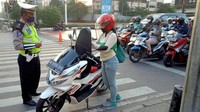 Tertulis dalam Pasal 287 ayat 1 Undang-Undang No. 22 Tahun 2009, pengemudi yang melanggar aturan perintah atau larangan yang dinyatakan dengan rambu lalu lintas atau marka jalan dipidana dengan pidana kurungan paling lama dua bulan atau denda paling banyak Rp 500.000. Istimewa/Twitter/TMCPoldaMetro  