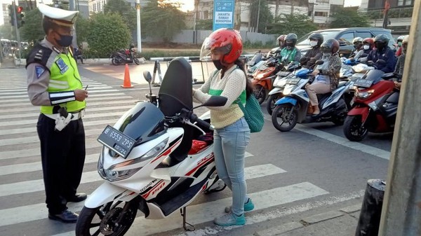 Lewati Garis Saat Lampu Merah, Ini Sanksi Tilangnya!