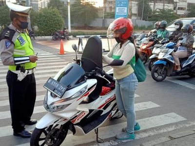 Lewati Garis Saat Lampu Merah, Ini Sanksi Tilangnya!