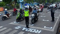 Seperti diberitakan Antara, pada hari keenam penyelenggaraan Operasi Patuh Jaya 2020, masih banyak pengendara yang melanggar garis stop. ANTARA FOTO/Syaiful Arif  