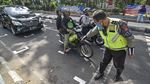 Lewati Garis Saat Lampu Merah, Ini Sanksi Tilangnya!