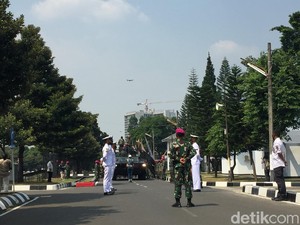 Naik Kendaraan Tempur LVT-7, Menko Mahfud Md Kunker ke Korps Marinir