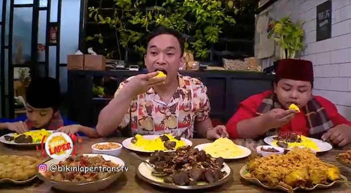 Makan Nasi Kuning dan Empal Enak Makan Nasi Kuning dan Empal Enak