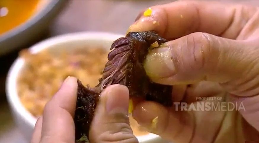 Makan Nasi Kuning dan Empal Enak